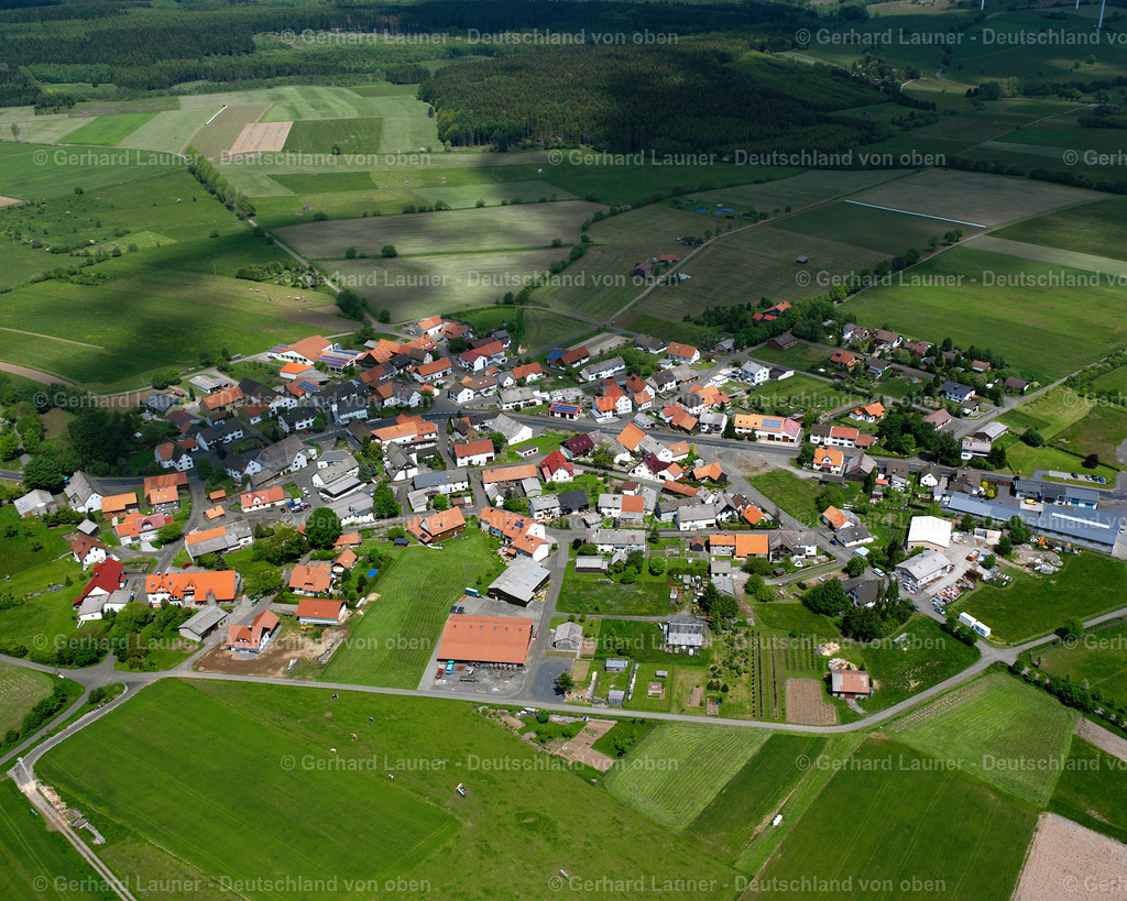 2614058 | REBGESHAIN 09.06.2006 Landwirtschaftliche Nutzflächen und Feldgrenzen  umsäumen das Siedlungsgebiet des Dorfes in Rebgeshain im Bundesland Hessen, Deutschland // Agricultural land and field boundaries surround the settlement area of the village  in Rebgeshain in the state Hesse, Germany Foto: Gerhard Launer