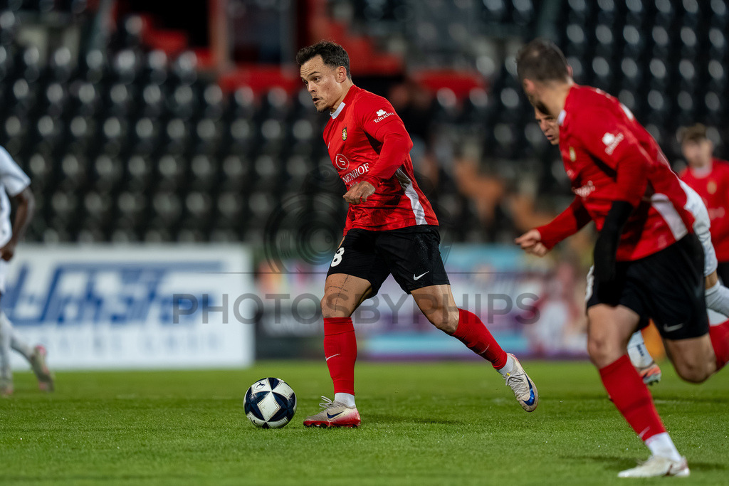 SG Sonnenhof Großaspach vs. SGV Freiberg, Fussball, Regionalliga Suedwest, 30. Spieltag, 22.04.2026 | Niklas Pollex (SG Sonnenhof Großaspach, #18),SG Sonnenhof Großaspach vs. SGV Freiberg, Fussball, Regionalliga Suedwest, 30. Spieltag, 22.04.2026