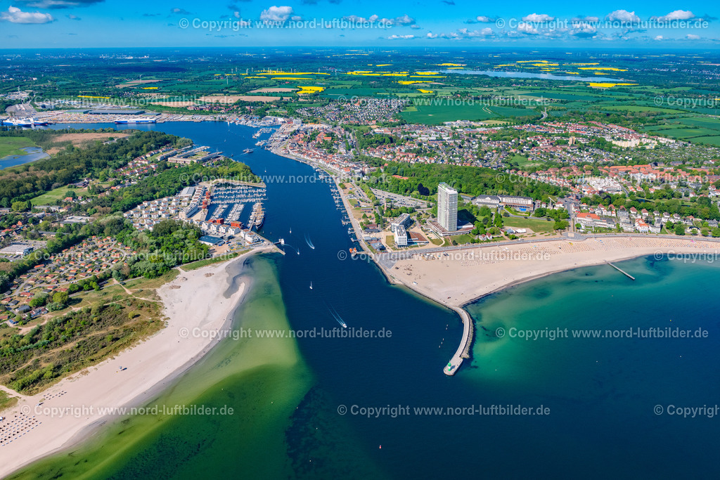 Travemünde_ELS_3802150522 | LüBECK 15.05.2022 Ortsansicht an der Meeres-Küste der Nordsee und Verlauf der Trave in Travemünde im Bundesland Schleswig-Holstein. // Townscape on the seacoast of the North Sea and the course of the Trave in Travemuende in the state Schleswig-Holstein. Foto: Martin Elsen