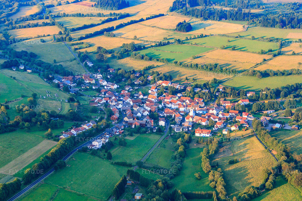 Luftbild: Dorfansicht aus Westen im Ortsteil Breungeshain in Schotten im Bundesland Hessen in Deutschland. Foto: IMG_68672.jpg vom 21.06.2014 durch Werner Riehm/FLY-FOTO.de