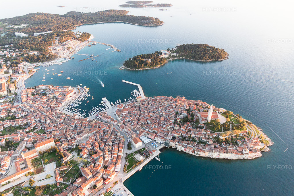 Luftbild: Ortsansicht in Rovinj im Bundesland Gespanschaft Istrien in Kroatien. Foto: IMG_106181.jpg vom 13.04.2018 durch Werner Riehm/FLY-FOTO.de