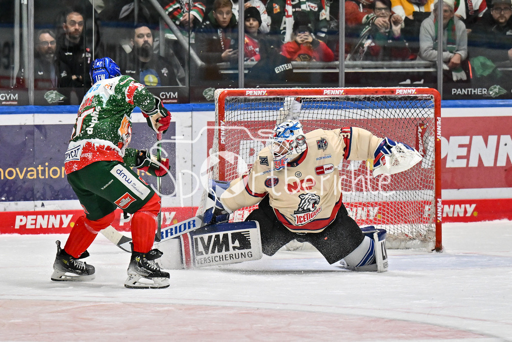 Augsburger Panther - Nürnberg Ice Tigers | scheitert mit seinem Penalty an Niklas TREUTLE (Nürnberg Ice Tigers #31) - Florian ELIAS (Augsburger Panther #67) / DEL: Augsburger Panther - Nuernberg Ice Tigers, Curt Frenzel Stadion am 06.12.2024