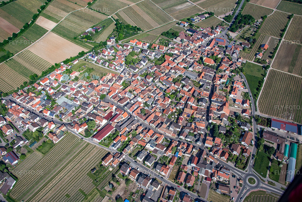Luftbild: Kirchstr im Ortsteil Ungstein in Bad Dürkheim im Bundesland Rheinland-Pfalz in Deutschland. Foto: IMG_078718.jpg vom 13.05.2015 durch Werner Riehm/FLY-FOTO.de