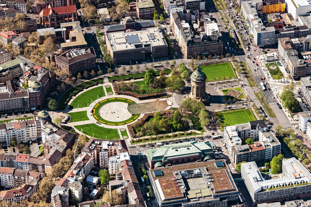 dr__0022114.jpg | MANNHEIM 11.04.2019 Bauwerk des Industriedenkmales Wasserturm nach Plänen von Gustav Halmhuber am Friedrichsplatz erbaut in Mannheim im Bundesland Baden-Württemberg, Deutschland. // Building of industrial monument water tower nach Plaenen von Gustav Halmhuber on Friedrichsplatz erbaut in Mannheim in the state Baden-Wurttemberg, Germany. Foto: Daniel Reiter