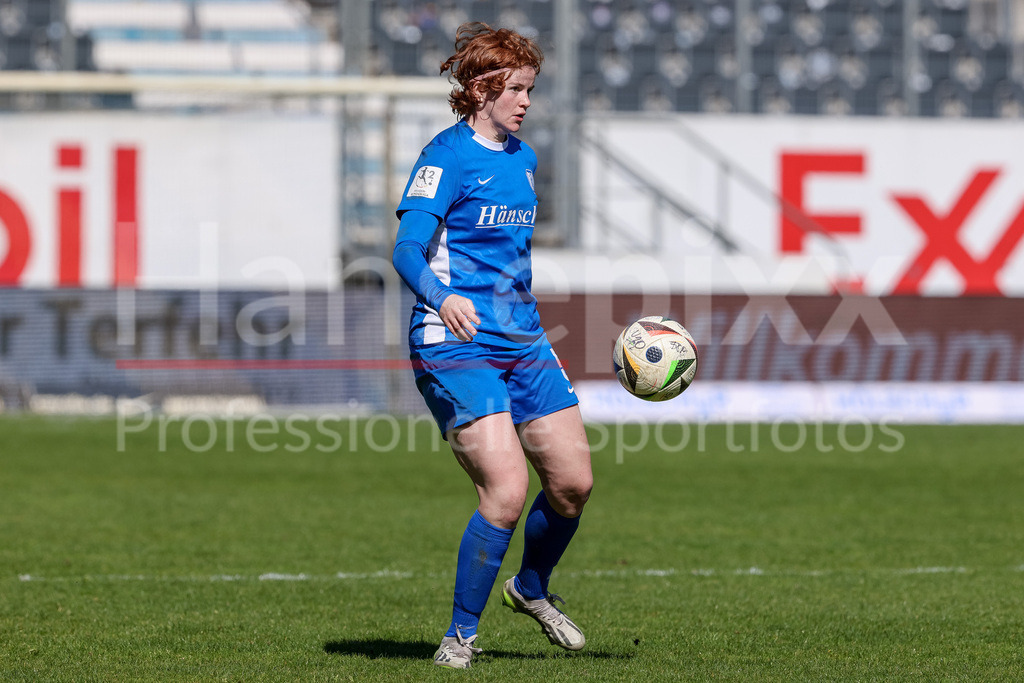 Fussball, 2. Frauen-Bundesliga, SV Meppen - 1. FC Union Berlin | v.li.: Lena Göppel (SV Meppen, 5) am Ball, Freisteller, Einzelbild, Ganzkörper, Aktion, Action, Spielszene, DIE DFB-RICHTLINIEN UNTERSAGEN JEGLICHE NUTZUNG VON FOTOS ALS SEQUENZBILDER UND/ODER VIDEOÄHNLICHE FOTOSTRECKEN. DFB REGULATIONS PROHIBIT ANY USE OF PHOTOGRAPHS AS IMAGE SEQUENCES AND/OR QUASI-VIDEO.