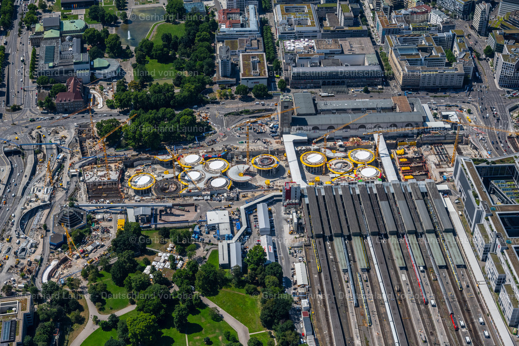 4034666 | STUTTGART 22.07.2020 Hauptbahnhof der Deutschen Bahn und Bauarbeiten zum Verkehrs- und Städtebauprojekt Stuttgart 21 in Stuttgart im Bundesland Baden-Württemberg. Weiterführende Informationen bei: Deutsche Bahn AG,  Ed. Züblin AG,  HTG Ingenieurbüro für Bauwesen GmbH,  Vössing Ingenieurgesellschaft mbH. // Building of the main station of the railway and construction site for the development project Stuttgart 21 in Stuttgart in the state of Baden-Wurttemberg. Further information at: Deutsche Bahn AG,  Ed. Zueblin AG,  HTG Ingenieurbuero fuer Bauwesen GmbH,  Voessing Ingenieurgesellschaft mbH. Foto: Gerhard Launer