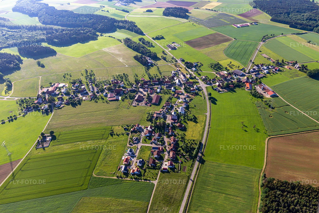 Luftbild: Langenhart, im Ortsteil Langenhart in Meßkirch im Bundesland Baden-Württemberg in Deutschland. Foto: IMG_132198.jpg vom 27.05.2022 durch Werner Riehm/FLY-FOTO.deStadt Meßkirch
