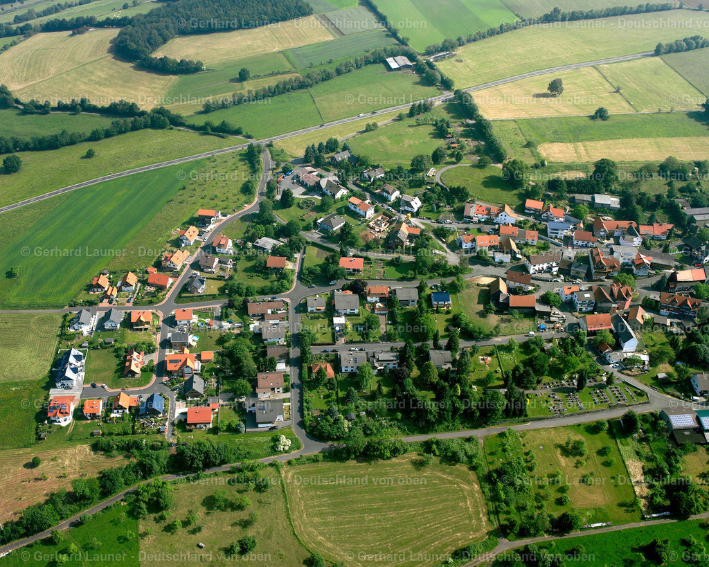 2615853 | MICHELBACH 09.06.2006 Landwirtschaftliche Nutzflächen und Feldgrenzen  umsäumen das Siedlungsgebiet des Dorfes in Michelbach im Bundesland Hessen, Deutschland // Agricultural land and field boundaries surround the settlement area of the village  in Michelbach in the state Hesse, Germany Foto: Gerhard Launer
