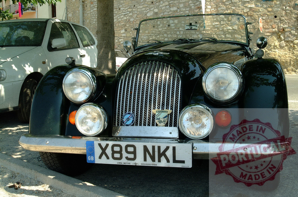 Classic Morgan roadster parked on a street | Front view of a classic Morgan roadster parked on a street, showcasing its iconic design and timeless appeal - Realisiert mit Pictrs.com