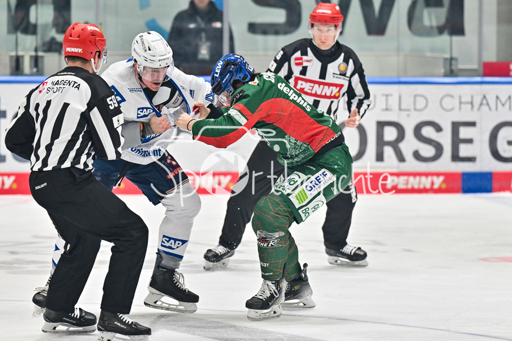 Augsburger Panther - Adler Mannheim | AUGSBURG, GERMANY - 28. DECEMBER: im Bild der Faustkampf zwischen Joseph CRAMAROSSA (Augsburger Panther 92) und Dan RENOUF (Adler Mannheim 4) / Kampf / Fight / Kämpfen / Schlägerei während dem Match zwischen den Augsburger Panthern und den Adler Mannehim am 33. Spieltag der Penny DEL im Curt Frenzel Stadion