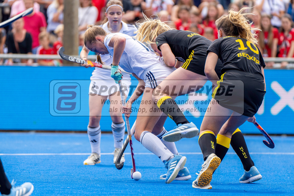 Final4_20250601-1157-HK108354 | Krefeld, Deutschland, 01.06.2025:  Feldhockey Final4 2025 – „Deutsche Feldhockey-Meisterschaften 2025“ Harvestehuder HTC - Düsseldorfer HC (Finale Damen) im Gerd-Wellen-Hockeyanlage am 01.06.2025 in Krefeld, Deutschland. (Foto von Kramhöller/Fehrmann/Kaste)Krefeld, Germany, 01.06.2025: Feldhockey Final4 2025 – „Deutsche Feldhockey-Meisterschaften 2025“ Harvestehuder HTC - Düsseldorfer HC (Finale Damen) in Gerd-Wellen-Hockeyanlage at 01.06.2025 in Krefeld, Deutschland. (Foto from Kramhöller/Fehrmann/Kaste)