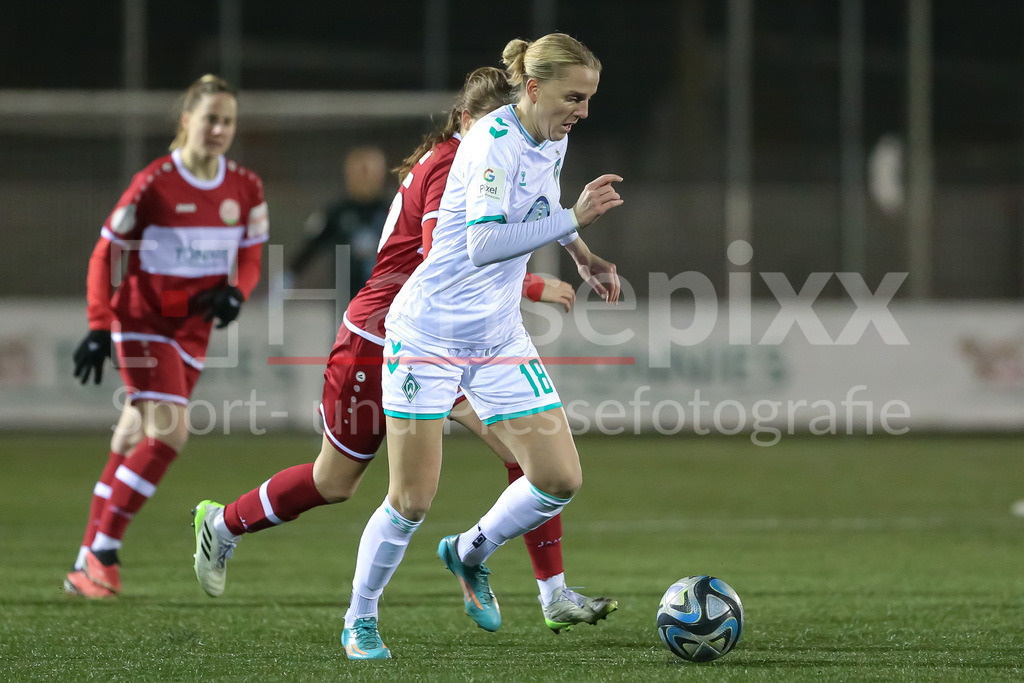 Fussball, Testspiel Frauen, FSV Gütersloh 2009 - SV Werder Bremen | v.li.: Lina Hausicke (SV Werder Bremen, 18) am Ball, Einzelbild, Ganzkörper, Aktion, Action, Spielszene