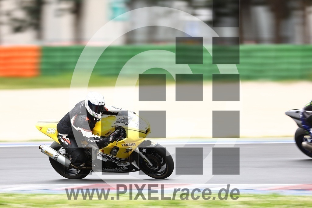 0260-PXR39255 | Schöne Erinnerungen an spannende Momente - das festzuhalten ist unser Job. PIXELrace.de ist seit 2003 auf den Rennstrecken Europas unterwegs um die Action draußen beim Fahren und die wunderbare Stimmung imm Fahrerlager für euch einzufangen.
