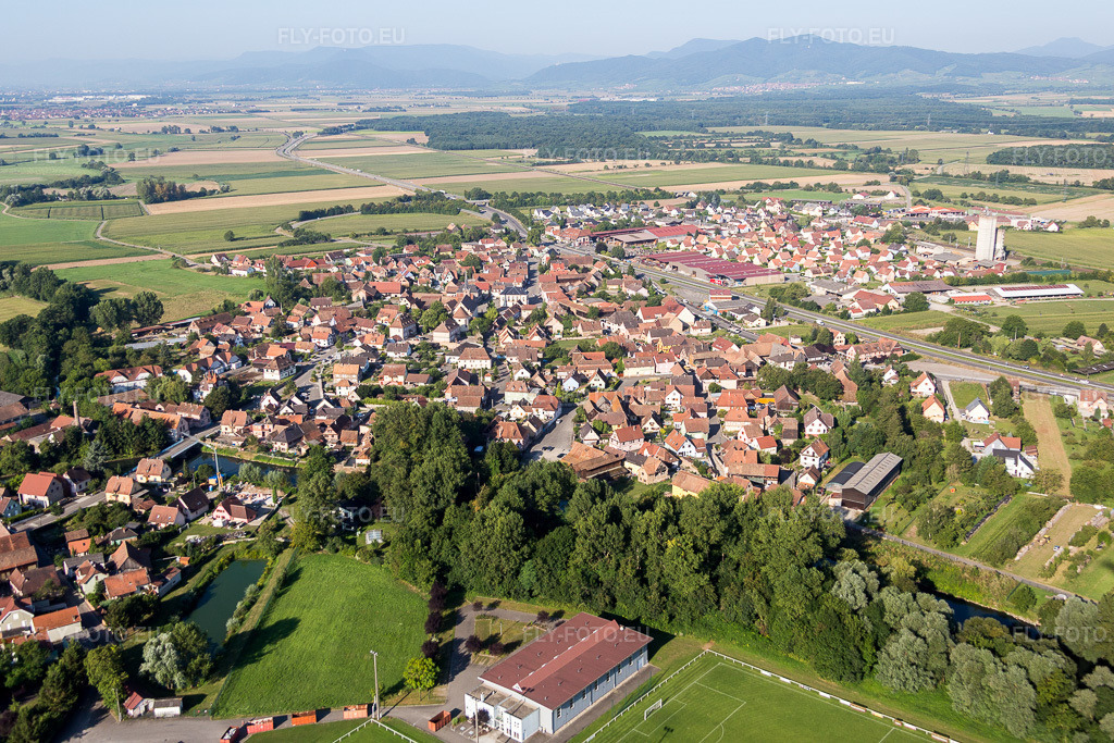 Vue aérienne: Champs agricoles et terres arables à Kogenheim dans le département Bas Rhin, France. Photo: IMG_093249.jpg prise le 16/08/2016 par Werner Riehm/FLY-FOTO.eu – Résolution de l'original: 5472 x 3648 px