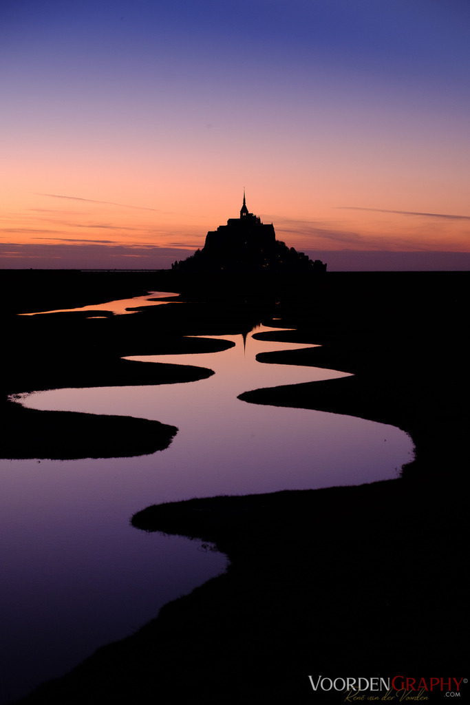 Le Mont-Saint-Michel bei Nacht // Normanie // Frankreich | Magie im Wechsel der Tageszeiten – Le Mont-Saint-MichelZwei Perspektiven, ein Mythos: Der majestätische Mont-Saint-Michel, eine der faszinierendsten Sehenswürdigkeiten Europas, eingefangen in zwei ganz unterschiedlichen Momenten – bei strahlendem Tageslicht und in der geheimnisvollen Stille der blauen Stunde. "Pfad aus Licht" – Die Abendaufnahme:Wenn die Sonne hinter dem Horizont versinkt, erwacht die Silhouette des Mont-Saint-Michel in einem Meer aus Violett, Orange und tiefem Blau. Die sich schlängelnde Wasserlinie spiegelt das letzte Licht des Tages und führt den Blick direkt zum Wahrzeichen – wie ein Weg aus Licht zur Märcheninsel. "Grünes Wunder" – Die Tagesaufnahme:Bei Tageslicht zeigt sich Mont-Saint-Michel von seiner lebendigen Seite: sattgrüne Salzwiesen, klare Formen, leuchtende Farben. Der Himmel ist weit, das Wasser klar – ein Bild, das Ruhe, Weite und Schönheit zugleich ausstrahlt.Diese beiden Fotografien ergänzen sich ideal – ob einzeln als Highlight oder gemeinsam als harmonisches Diptychon. Perfekt für Wohnräume, Arbeitszimmer oder überall dort, wo Sehnsucht nach Natur, Geschichte und einem Hauch von Magie aufkommt.Jetzt als Fine-Art-Print, Alu-Dibond, Leinwand oder Gallery Print verfügbar.Wähle dein Wunschformat und hol dir ein Stück Normandie nach Hause. Wichtiger Hinweis: Bitte unbedingt auf das richtige Seitenverhältnis achten, damit nichts beschnitten wird. - Realisiert mit Pictrs.com