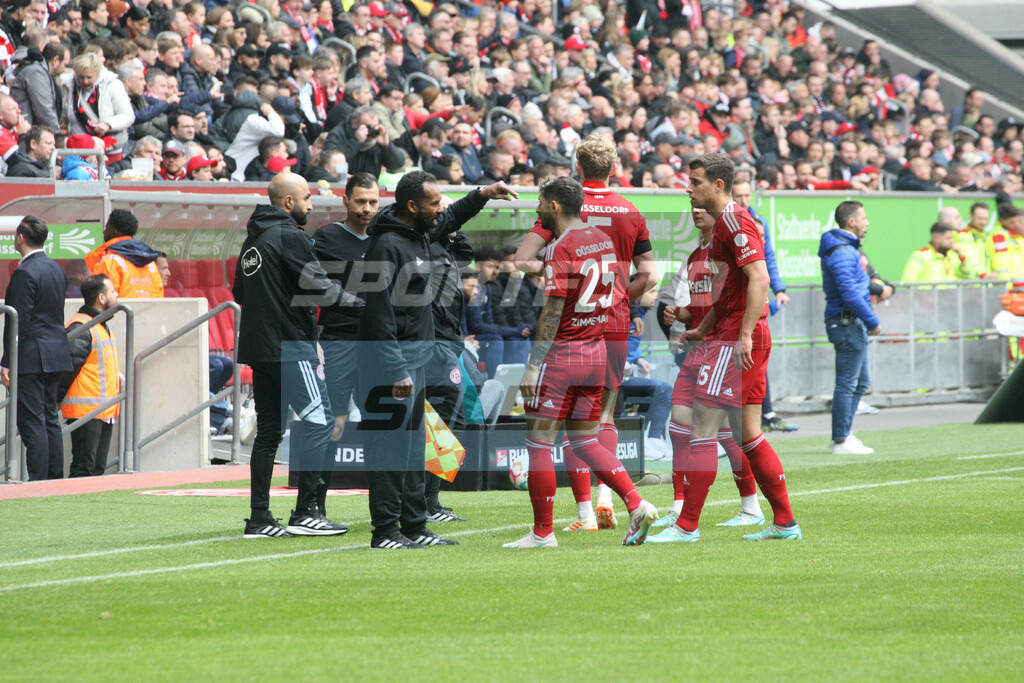Fortuna Düsseldorf - Darmstadt 98 | Trainer Daniel Thioune mit Matthias Zimmermann - © Sportfoto-Sale (MK) - Realisiert mit Pictrs.com