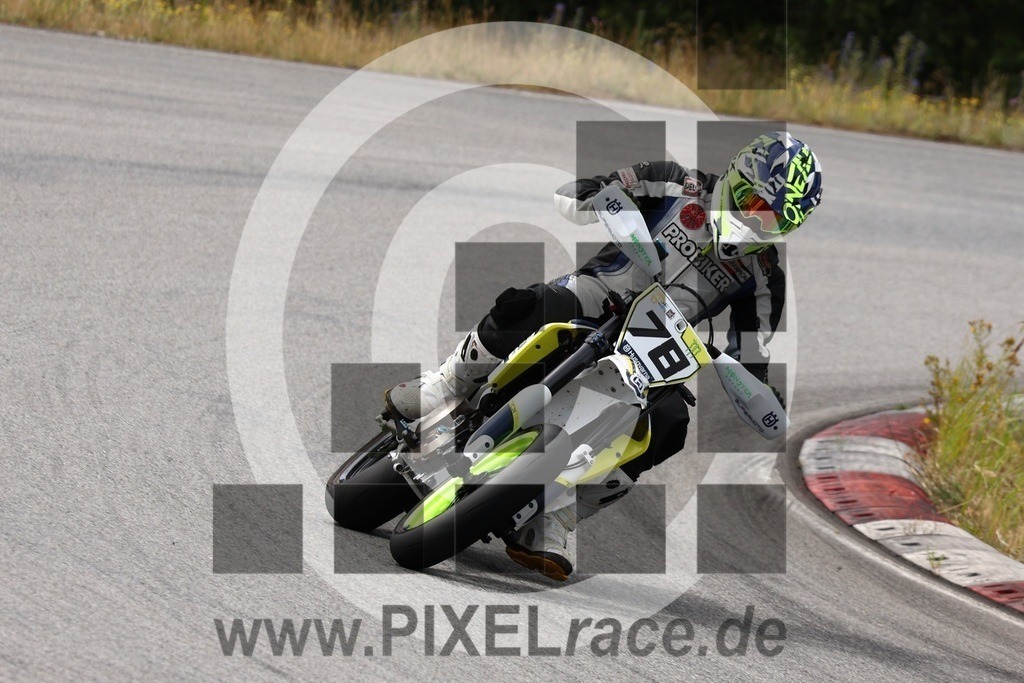 0078-20240706_01194 | Schöne Erinnerungen an spannende Momente - das festzuhalten ist unser Job. PIXELrace.de ist seit 2003 auf den Rennstrecken Europas unterwegs um die Action draußen beim Fahren und die wunderbare Stimmung imm Fahrerlager für euch einzufangen.