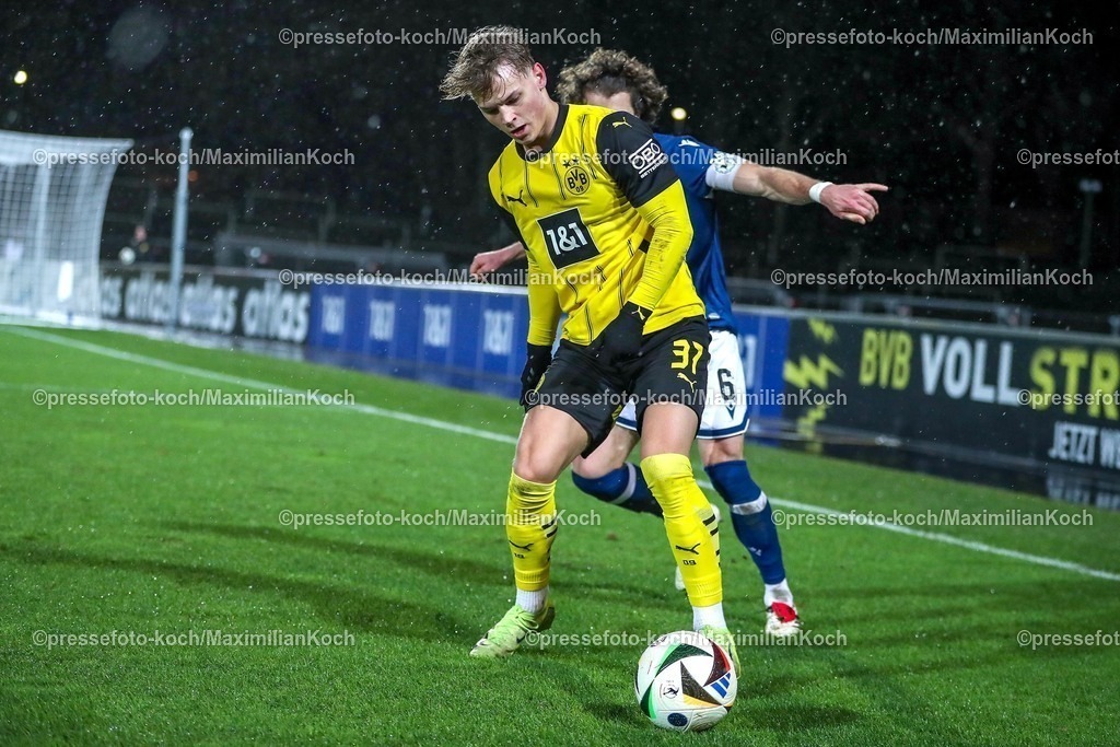 BVBII26012502180 | 26.01.2025, Fußball, 3.Liga, Borussia Dortmund II - Arminia Bielefeld, Stadion Rote Erde, Saison 2024 2025: Cole Campbell (BVBII #37) im Zweikampf gegen Mael Corboz (Arminia #6)DFB regulations prohibit any use of photographs as image sequences and or quasi-video.