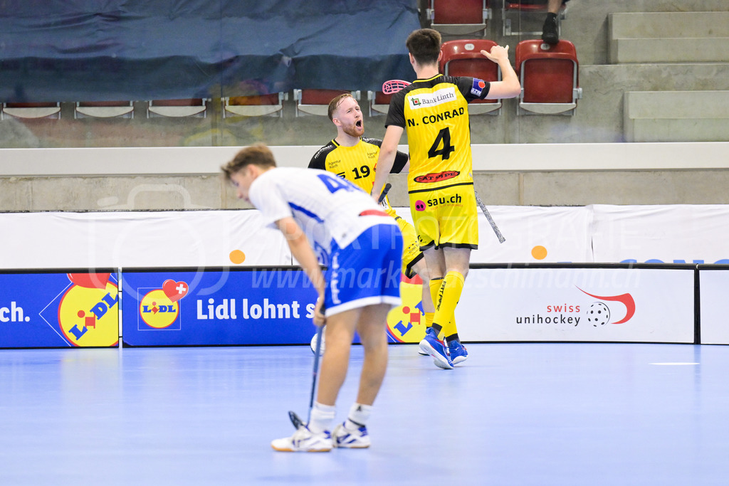 GC Unihockey vs HC Rychenberg - 27. August 2022 | GC Unihockey vs HC Rychenberg
AXA Arena, Winterthur
Noah Püntener (#19 HC Rychenberg) erzielt das vorentscheidende 2:6 und freut sich mit Levin Conrad (#4 HC Rychenberg).
Bild: Sportfotografie Markus Aeschimann | www.markus-aeschimann.ch - Realisiert mit Pictrs.com