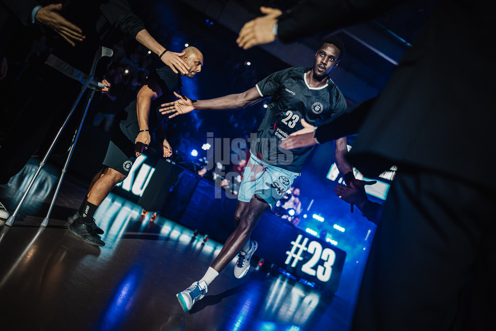 Basketball | Männer | Saison 2024/2025 | easyCredit Basketball Bundesliga | 16. Spieltag | Veolia Towers Hamburg vs. Telekom Baskets Bonn | 10.01.2025 | Kur Kuath (#23, Veolia Towers Hamburg) beim EInlauf