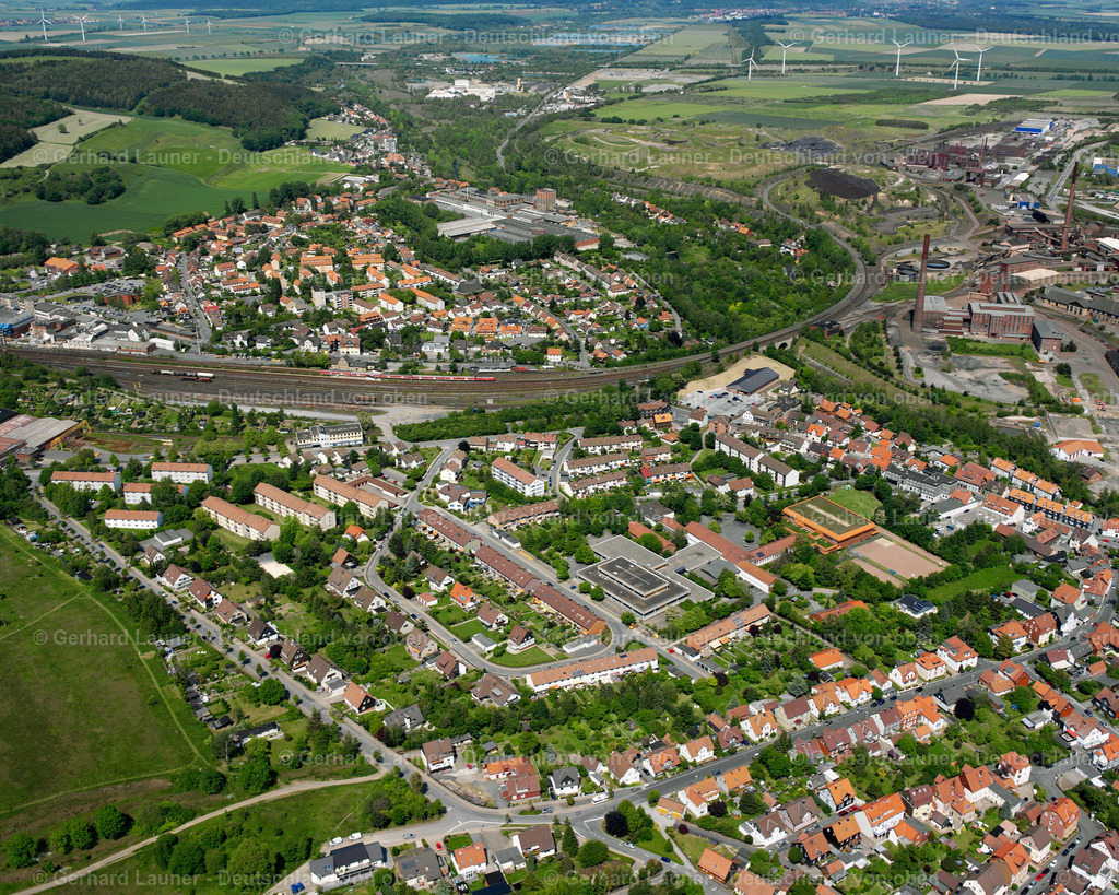 2638451 | OKER 09.06.2006 Wohngebiet - Mischbebauung der Mehr- und Einfamilienhaussiedlung  in Oker im Bundesland Niedersachsen, Deutschland // Residential area - mixed development of a multi-family housing estate and single-family housing estate  in Oker in the state Lower Saxony, Germany Foto: Gerhard Launer