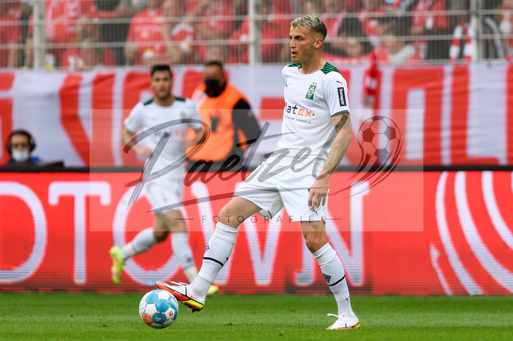FCUBMG20210829_123 | Fussball, Herren: Jordan Beyer (Borussia Moenchengladbach) in Aktion, am Ball, Einzelaktion beim Spiel der 1. Bundesliga zwischen 1. FC Union Berlin und Borussia Moenchengladbach im Stadion An der Alten Foersterei am 29.08.2021 in Berlin, Deutschland. - Realisiert mit Pictrs.com