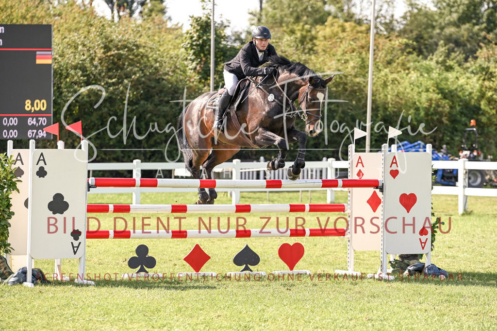 Schugtsche-Düren.2024-10.Springprf.M_-72 | Schugtsche Fotografie - Realisiert mit Pictrs.com