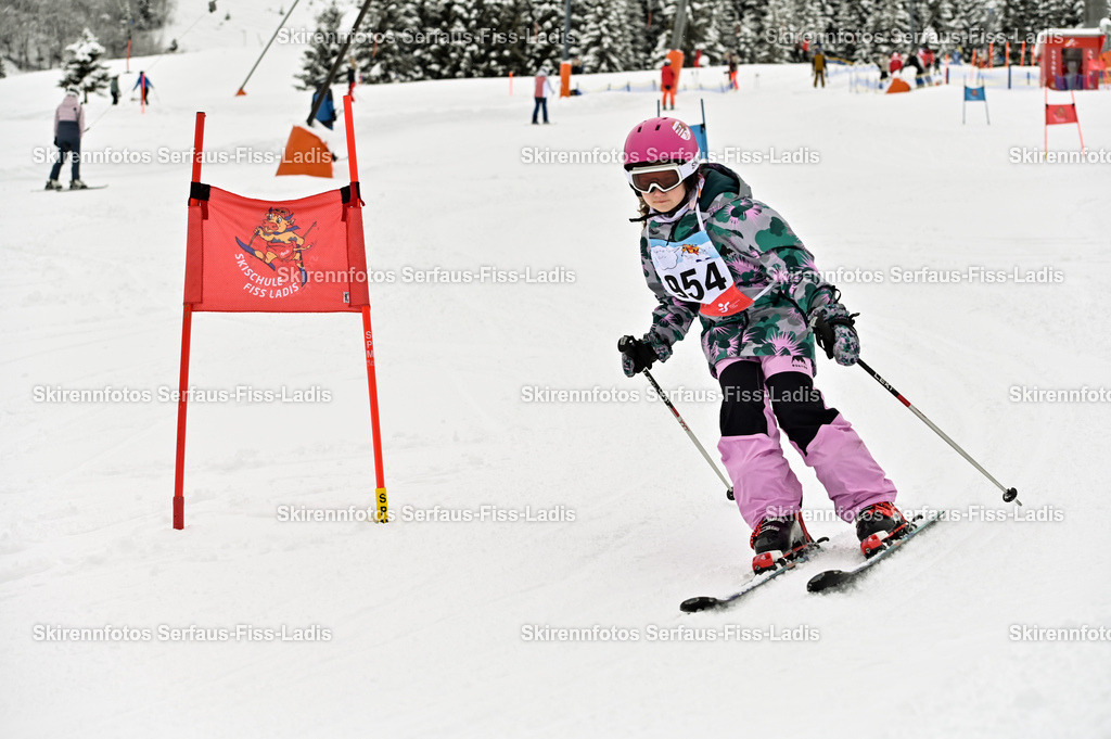 SRF_20.02.2026_1287 | Skirennfotos,Serfaus,Fiss,Ladis,Kinderskirennen,Winter,Tirol,Oberland,skirace,SFL,feelfree,weil wir's genießen,ski,Ski,skifahren,Sonnenplateau, - Realisiert mit Pictrs.com