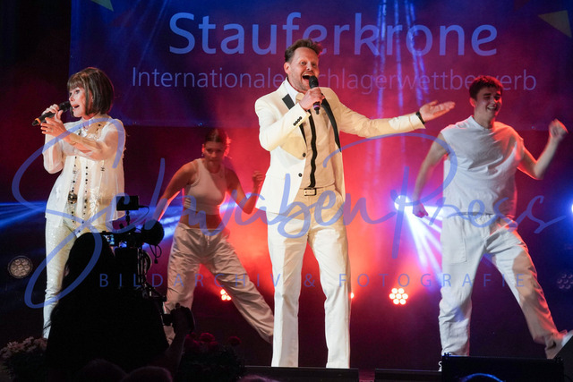 060424Ho1499 | Marie Vell und Dr. Maibach -Stauferkrone 2024
Der internationale Schlagerwettbewerb Stauferkrone wird 2024 bereits zum fuenften Mal von Maitis Media ausgerichetet. 
Deutschland, Donzodrf, Stadthalle, 06.04.2024


