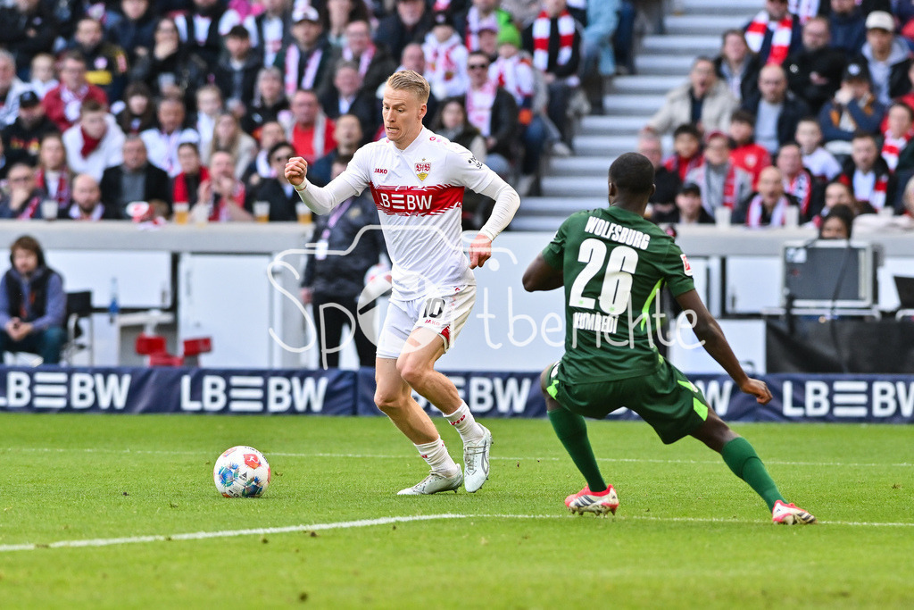 VfB Stuttgart - VfL Wolfsburg | sTUTTGART, DEUTSCHLAND - 01. MÄRZ: im Duell Chris FÜHRICH (VfB Stuttgart 10) und Sael KUMBEDI (VfL Wolfsburg 26) während dem Bundesligamatch zwischen dem VfB Stuttgart und dem VfL Wolfsburg am 24. Spieltag in der MHP-Arena / DFL REGULATIONS PROHIBIT ANY USE OF PHOTOGRAPHS AS IMAGE SEQUENCES AND/OR QUASI-VIDEO