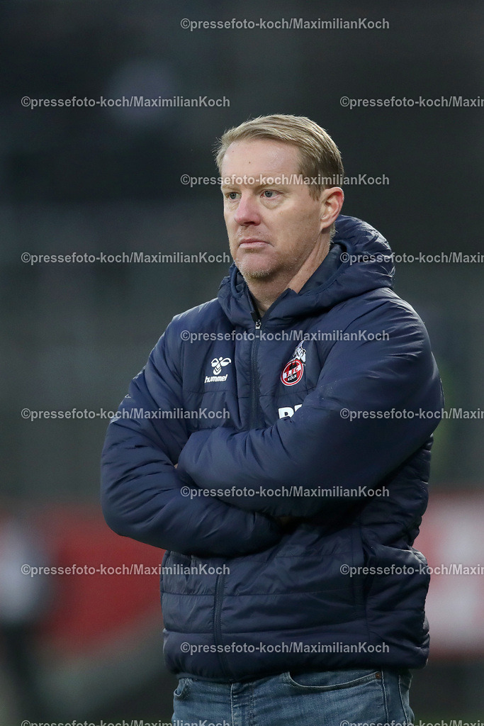 RWE06012402149 | 06.01.2024, Essen, Fußball, Herren, Stadion an der Hafenstraße, Testspiel, Rot-Weiss Essen – 1. FC Köln:  Cheftrainer Timo Schultz (1.FC Köln) steht bei seinem ersten Spiel als neuer Trainer mit verschränkten Armen am Spielfeldrand. 
DFB regulations prohibit any use of photographs as image sequences and or quasi-video.
