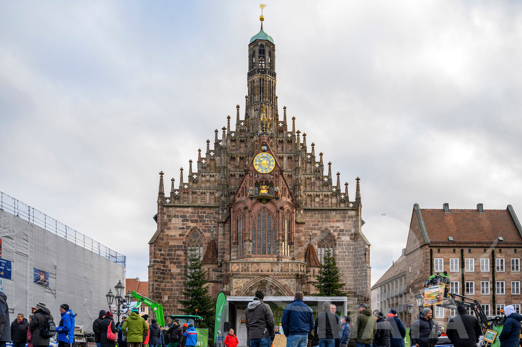 _DWI0387 | Bauerndemo gegen Agrarpolitik der Bundesregierung  auf dem Straße Obstmarkt und Hauptmarkt . Nürnberg, 08.01.2024 - Realisiert mit Pictrs.com
