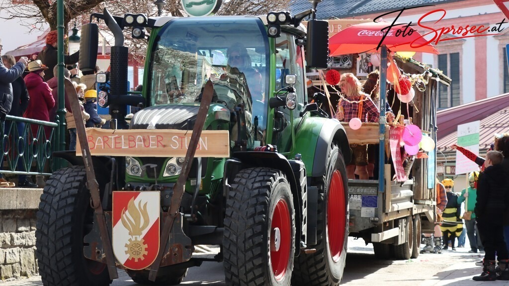 fasching-mariazell2025 (36) | Mit meiner Kamera halte ich besondere Augenblicke, faszinierende Landschaften und interessante Details fest. Dabei entstehen ganz unterschiedliche Aufnahmen – von stimmungsvollen Landschaftsfotografien und beeindruckenden Drohnenaufnahmen über Pressefotos - Realisiert mit Pictrs.com
