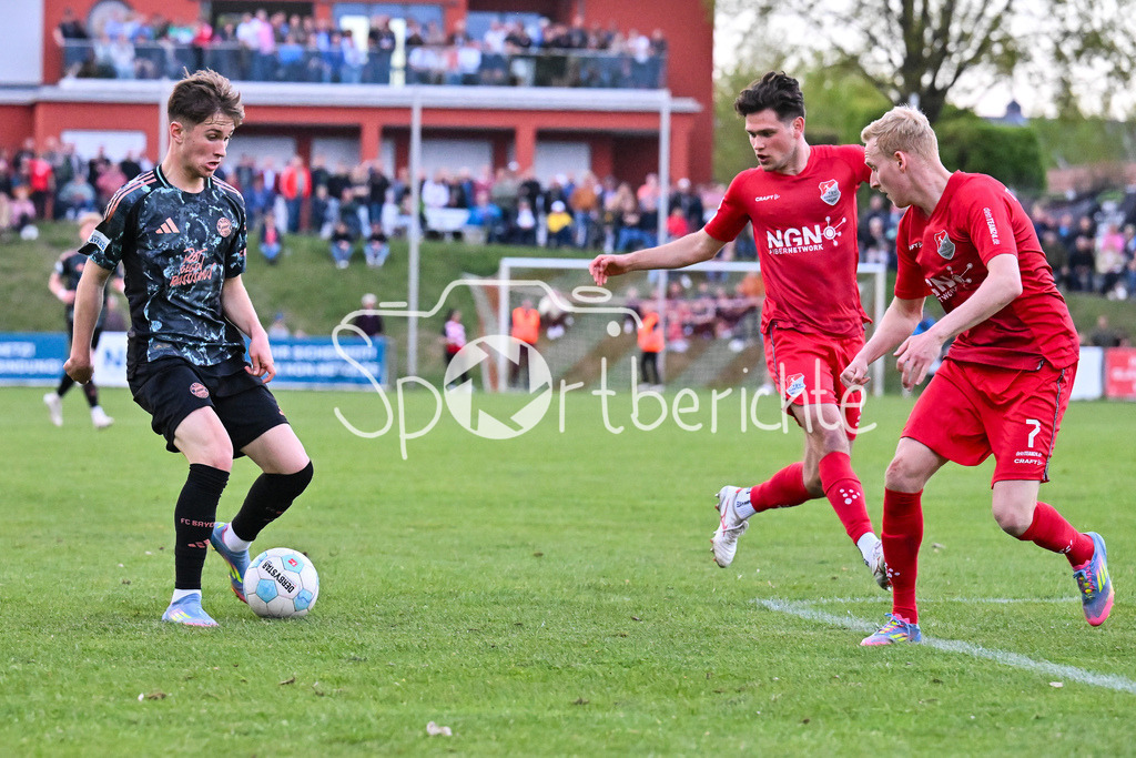 TSV Aubstadt - FC Bayern Amateure | im Duell Tim BINDER (FC Bayern München II #17) und Luke HEMMERICH (TSV Aubstadt 7) / Zweikampf / Regionalliga Bayern: TSV Aubstadt - FC Bayern Muenchen II, NGN-Arena am 23.04.2025