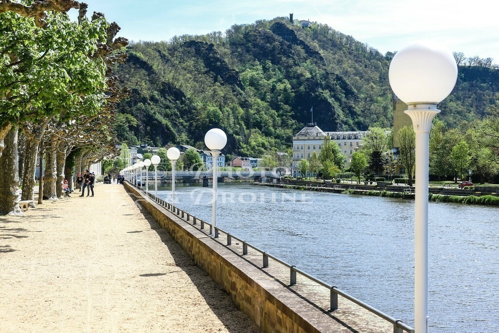 Jacque-Offenbach-Promenade Bad Ems-8718 | Jacque-Offenbach-Promenade am Lahnufer in der Kurstadt Bd Ems. Die Grünanlage verläuft parallel zur Römerstraße von der St. Martinkirche bis zur Spielbank im Kurviertel. - Realisiert mit Pictrs.com