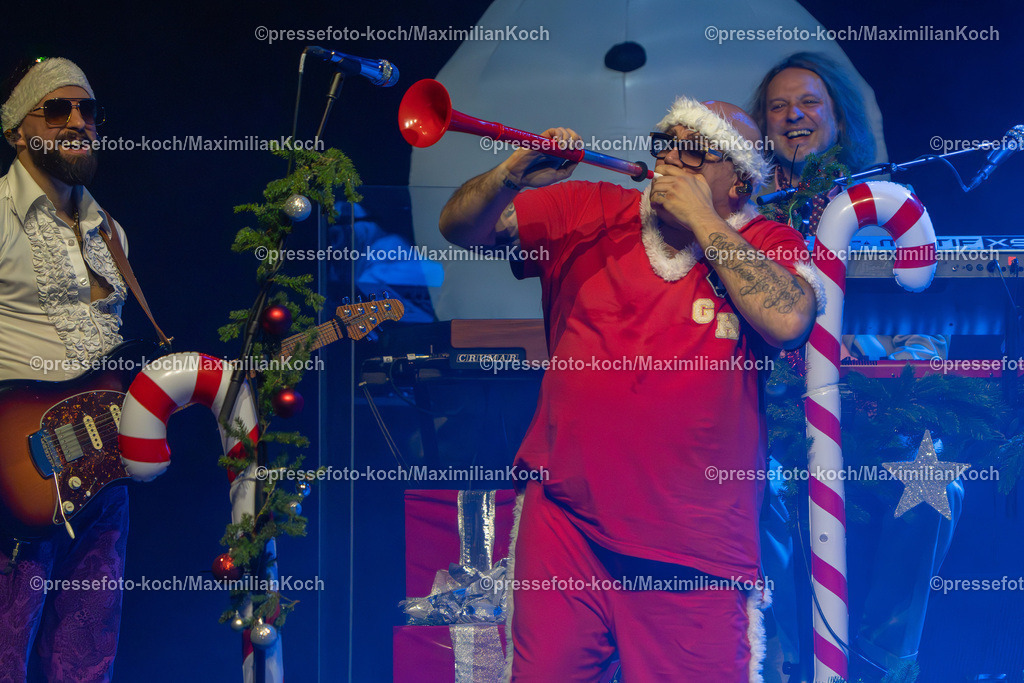 KKU20122401023 | 20.12.2024, xkkux, Düsseldorf, Mitsubishi Electric HALLE,  Die Band Guildo Horn und Die Orthopädischen Strümpfe performen bei ihrem Show-Konzert Weihnachten mit Guildo