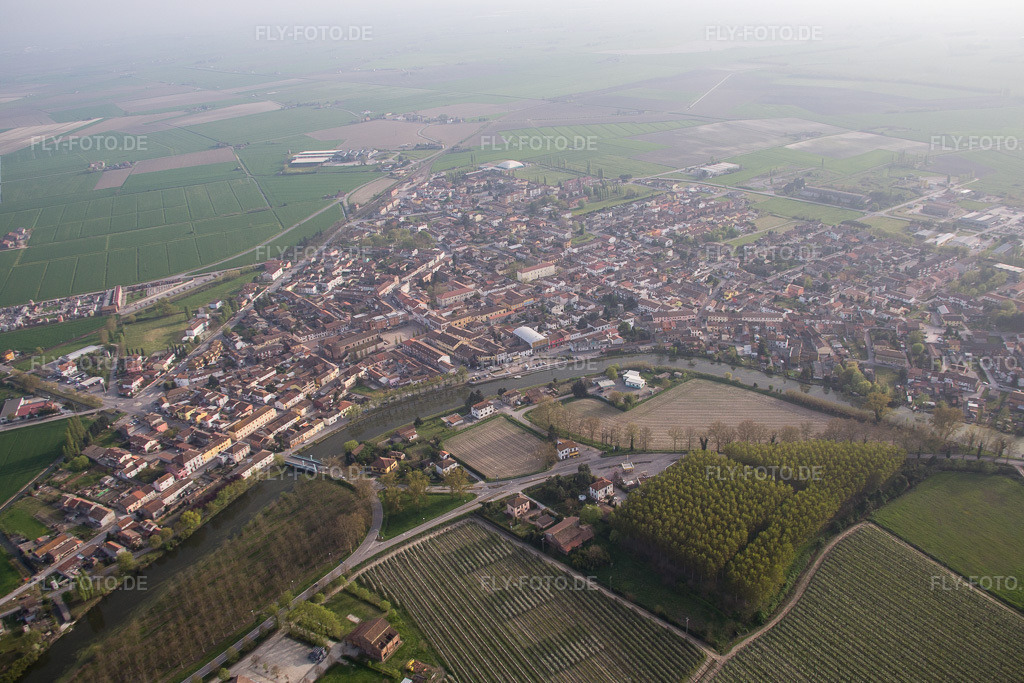 Luftbild: Ortsansicht in Massa Fiscaglia im Bundesland Emilia-Romagna in Italien. – Foto: IMG_087333.jpg vom 05.04.2016 durch Werner Riehm/FLY-FOTO.de – Auflösung des Originals: 5216 x 3477 px