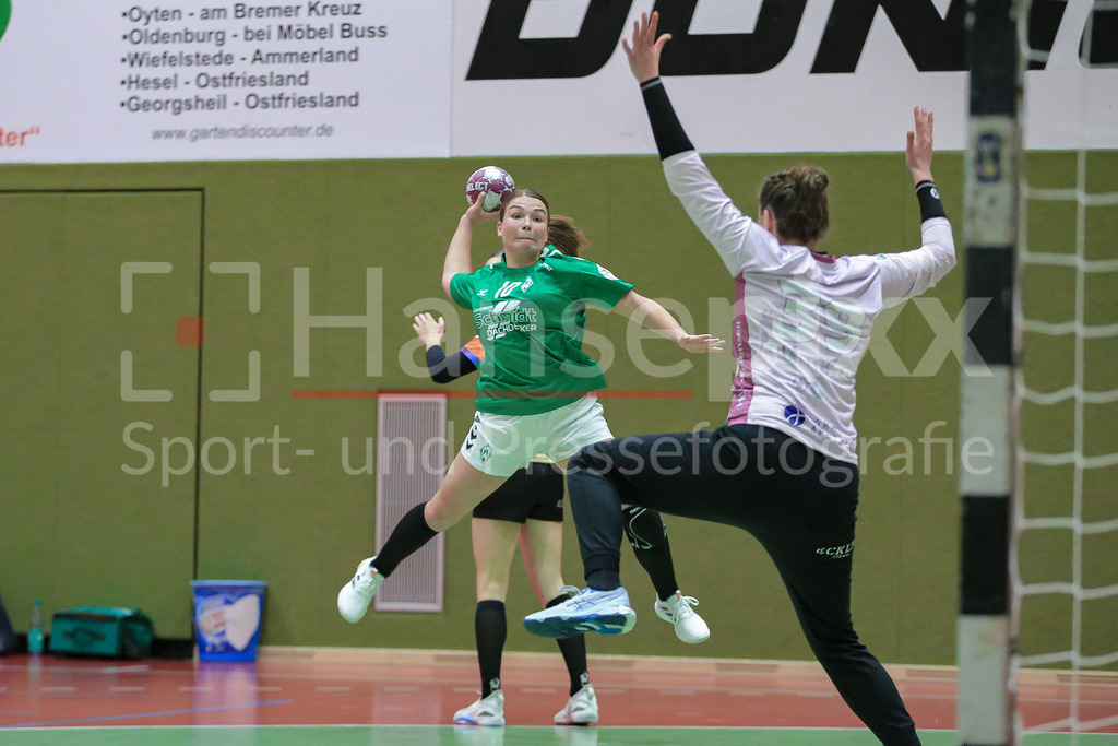 Handball, 2. Bundesliga Frauen, SV Werder Bremen - HCD Gröbenzell | v.li.: Madita Probst (SV Werder Bremen, 10) beim Wurf, am Ball, Spielszene, Aktion, Action