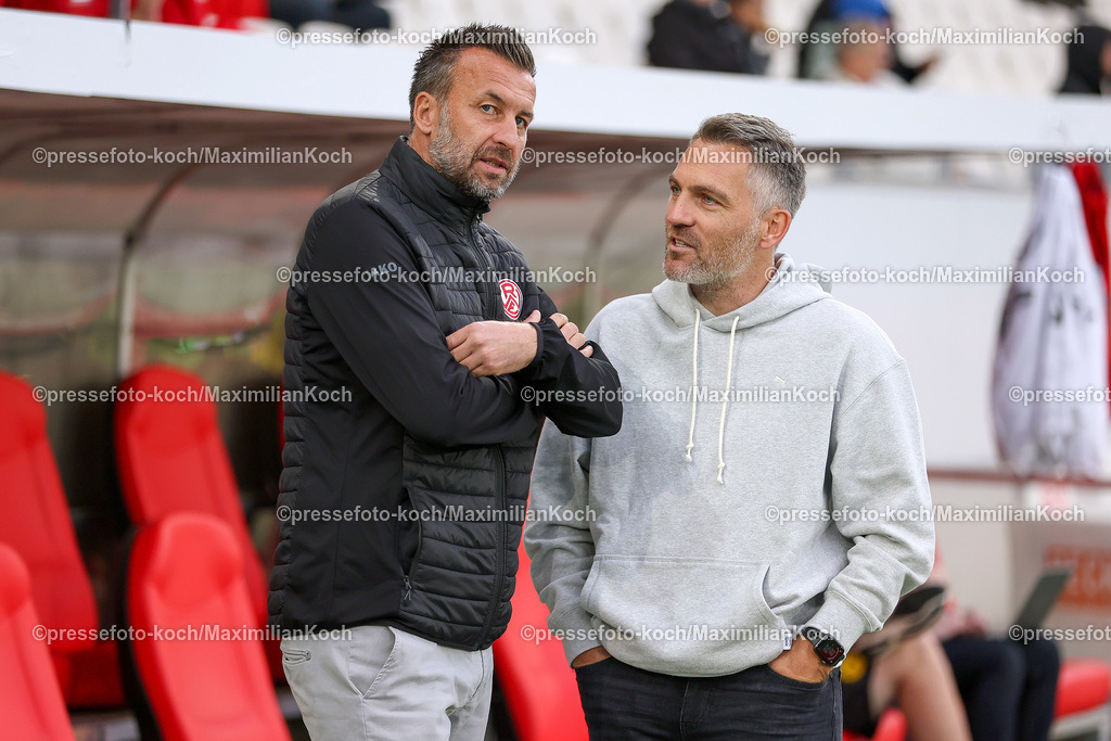 RWE3Liga25092401055 | 25.09.2024, Essen, Fußball,  Rot-Weiss Essen – Borussia Dortmund II (U23), bwin 3. Liga Herren, Stadion an der Hafenstraße, 7. Spieltag Saison 2024 2025: Trainer Christoph Dabrowski (Cheftrainer RWE) steht mit verschränkten Armen neben Trainer Jan Zimmermann (Cheftrainer BVB II) DFB regulations prohibit any use of photographs as image sequences and or quasi-video.