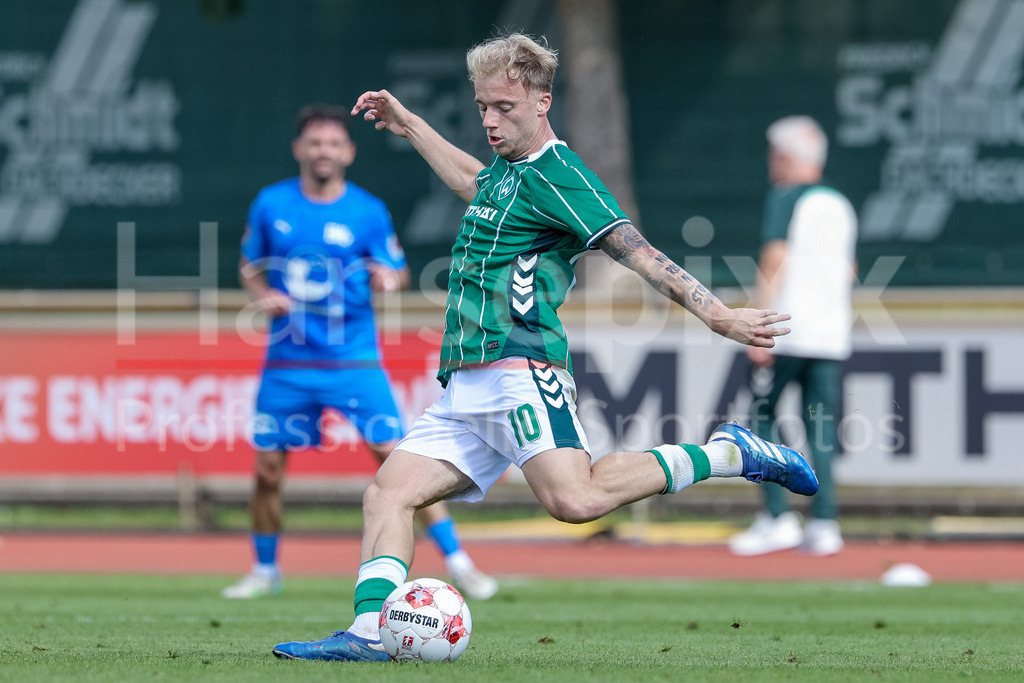 Fussball, Regionalliga Nord, SV Werder Bremen II - Blau-Weiß Lohne | Dennis Lütke-Frie (SV Werder Bremen II, 10) am Ball, Einzelbild, Ganzkörper, Aktion, Action, Spielszene