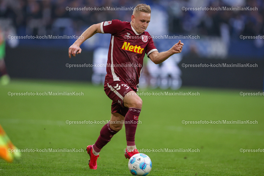 Schalke10112402135 | 10.11.2024, Fußball, FC Schalke 04 - SSV Jahn Regensburg, 2. Fußball Bundesliga, Veltins-Arena Gelsenkirchen, Saison 2024 2025: Kai Pröger (Jahn-Regensburg #33) DFB regulations prohibit any use of photographs as image sequences and or quasi-video.