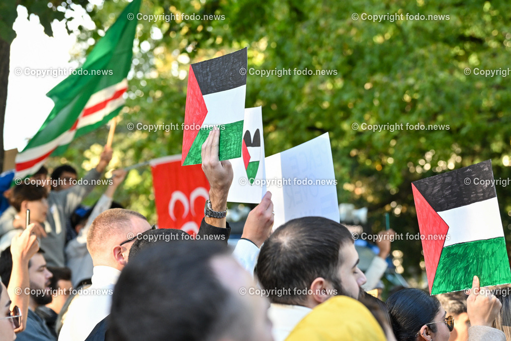 Demonstration_ Paleastina_ Linz_ 22.10.2023-31 | 22.10.2023, Linz, AUT, Demonstration Paleastina in Linz Volksgarten, im Bild Palästina, Gaza, Demoteilnehmer, Teilnehmer, Kundgebung, Plakate, Fahnen, Polizei, Beamte, Polizeifahrzeuge, Einsatzkraefte