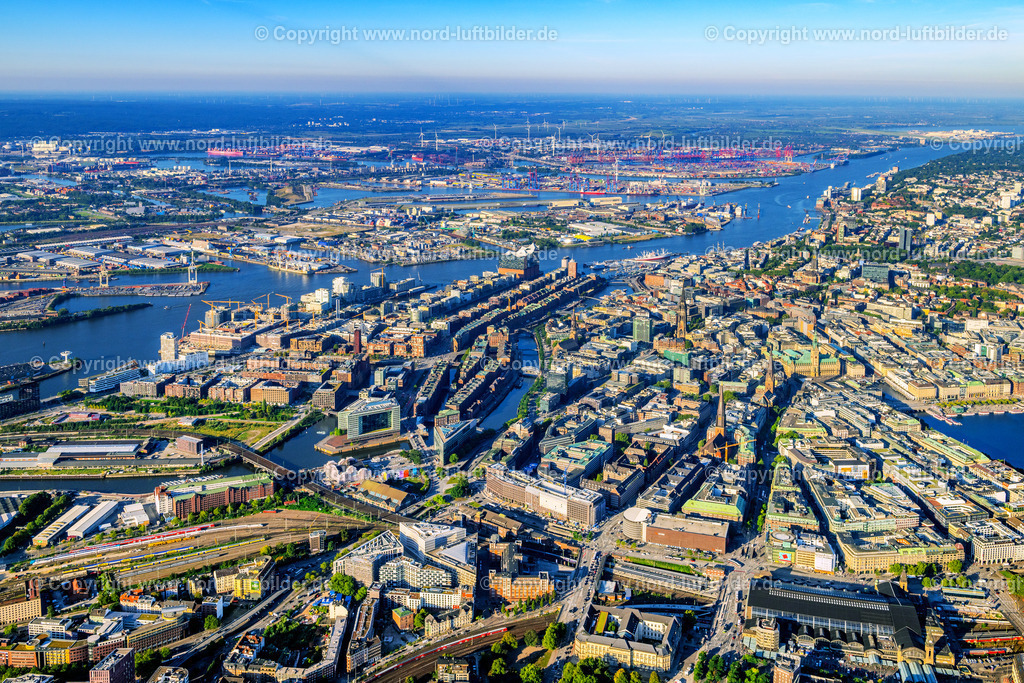 Hamburg_Mitte_Speicherstadt_Hafencity_ELS_9601070923 | HAMBURG 07.09.2023 Gebäude, Straßen und Kanäle der Hafencity und Speicherstadt in Hamburg, Deutschland. // Buildings, streets and canals of the Hafencity and Speicherstadt in Hamburg, Germany. Foto: Martin Elsen
