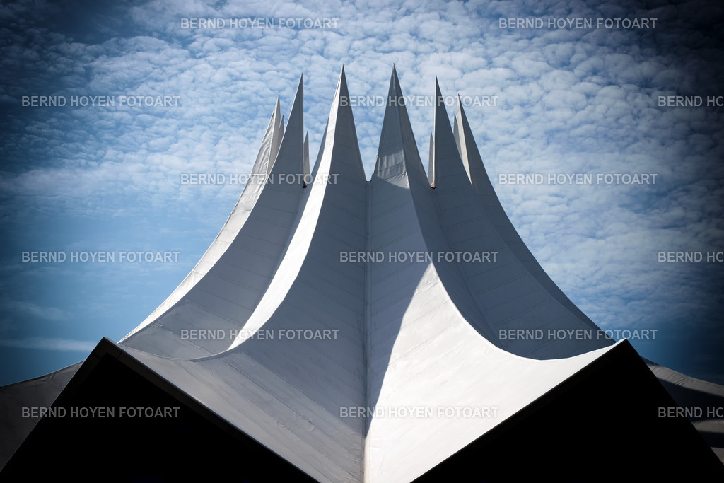 the crown | Das Tempodrom in Berlin, Deutschland. Die Aufnahme der sehenswerten Dachkonstruktion habe ich digital leicht nachbearbeitet. | The Tempodrom in Berlin, Germany. I have slightly digitally reworked the photo of the roof construction, which is well worth seeing. - Realisiert mit Pictrs.com