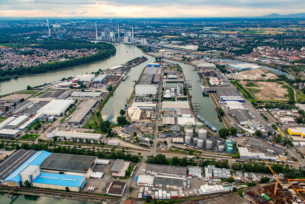 Luftbild: Rheinau, Hafen im Ortsteil Rheinau in Mannheim im Bundesland Baden-Württemberg in Deutschland. Foto: IMG_090951.jpg vom 04.07.2016 durch Werner Riehm/FLY-FOTO.de