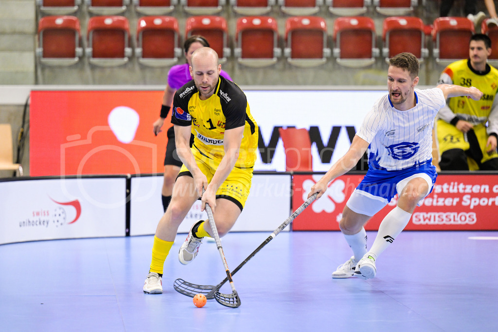 GC Unihockey vs HC Rychenberg - 27. August 2022 | GC Unihockey vs HC Rychenberg
AXA Arena, Winterthur
Pascal Kern (#11 HC Rychenberg) gegen Daniel Steiger (#19 GC Unihockey).
Bild: Sportfotografie Markus Aeschimann | www.markus-aeschimann.ch - Realisiert mit Pictrs.com