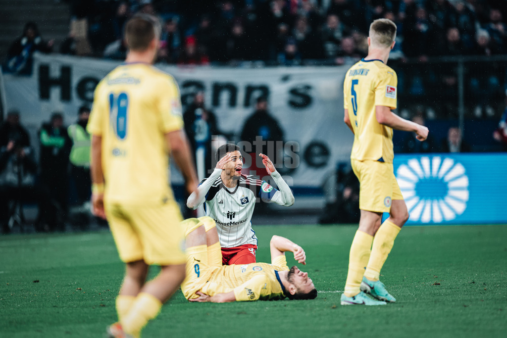Fußball | Männer | Saison 2023/2024 | 2. Fußball-Bundesliga | 14. Spieltag | Hamburger SV vs. Eintracht Braunschweig | 24.11.2023 | Robert Glatzel (#9, HSV) sichtbar überrascht, dass das Faul gegen Ermin Bicakcic (6, Eintracht Braunschweig) geahndet wird