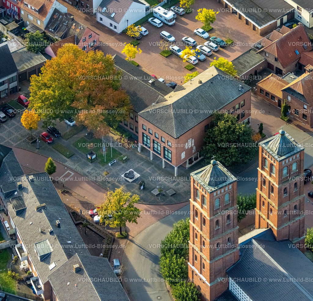 Uedem241014207 | Luftbild, Rathaus und römisch-katholische Pfarrkirche St. Laurentius, Uedem, Niederrhein, Nordrhein-Westfalen, Deutschland