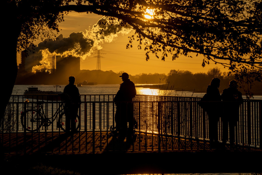 JT-201118 | Rheinpromenade in Duisburg-Wanheim, Sonnenuntergang, Blick auf den Rhein und die Hüttenwerke Krupp Mannesmann, Kokerei, Duisburg, NRW, Deutschland,  - Realisiert mit Pictrs.com