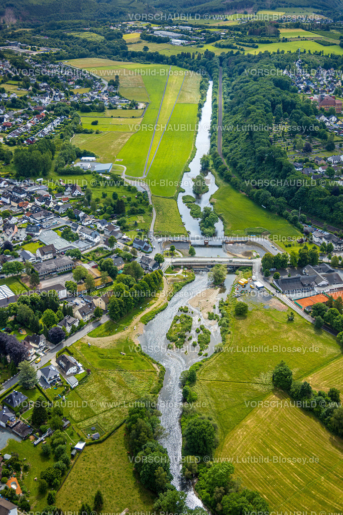 Arnsberg220601118 | Luftbild, Neubau Dinscheder Brücke der Glösinger Straße über den Fluss Ruhr und Renaturierung in Glösingen, Arnsberg, Sauerland, Nordrhein-Westfalen, Deutschland